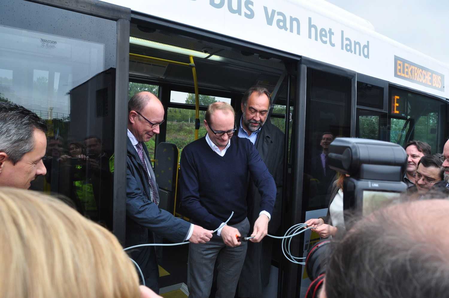 Knippen symbolisch de stroomkabel door i.p.v. het traditionele lintje: (vlnr) directeur-generaal Roger Kesteloot, Vlaams minister van Mobiliteit Ben Weyts en voorzitter van de RVB Marc Descheemaecker.