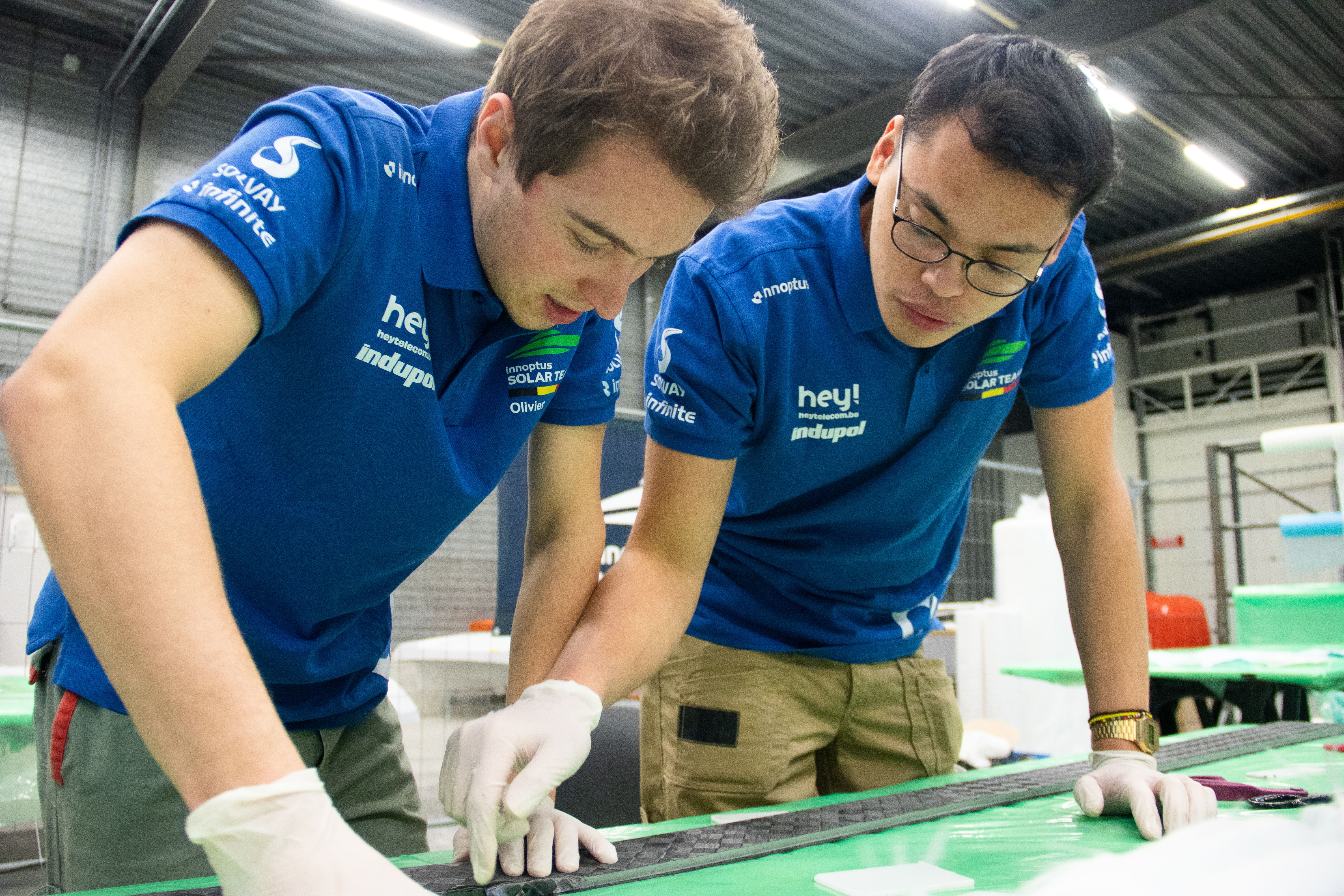 Olivier Vercammen, Structureel Ingenieur bij het Innoptus Solar Team (links), samen met Mick De Zeine, Aerodynamisch Ingenieur bij het Innoptus Solar Team (rechts)