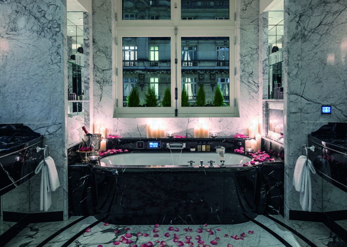 The Peninsula Paris, Romance Bathroom
