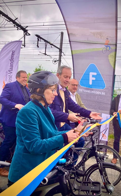 lintje knippen met gedeputeerde Riet Gillis, burgemeester Lieven Dehandschutter, schepen Carl Hanssens en schepen Wout De Meester