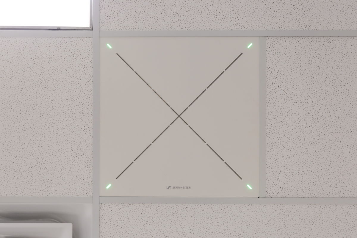 O Sennheiser TeamConnect Ceiling 2 é fácil de instalar e parte integral da solução de sala de aula híbrida RebelFlex da UNLV (foto UNLV)