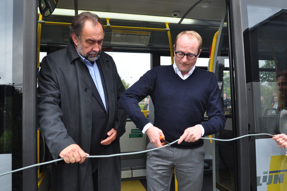 Knippen symbolisch de stroomkabel door i.p.v. het traditionele lintje: (vrnl) Vlaams minister van Mobiliteit Ben Weyts en voorzitter van de RVB Marc Descheemaecker.