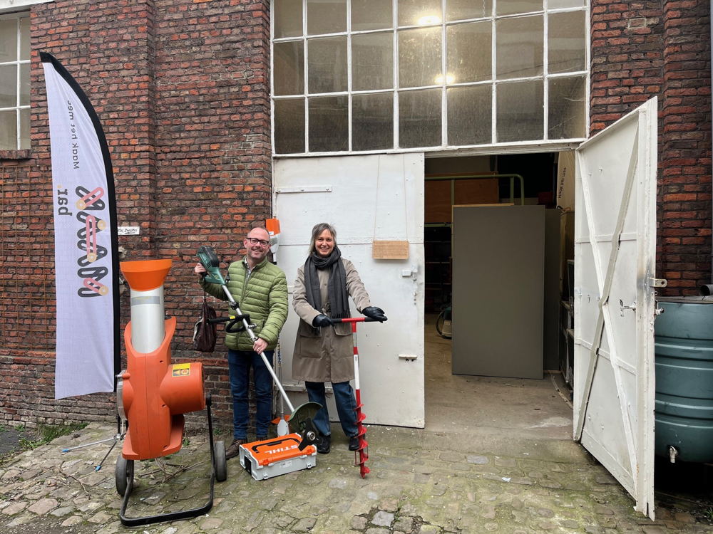 Schepenen Dessers en Verlinden bij Gereedschappenbib Buurtmoestuinen