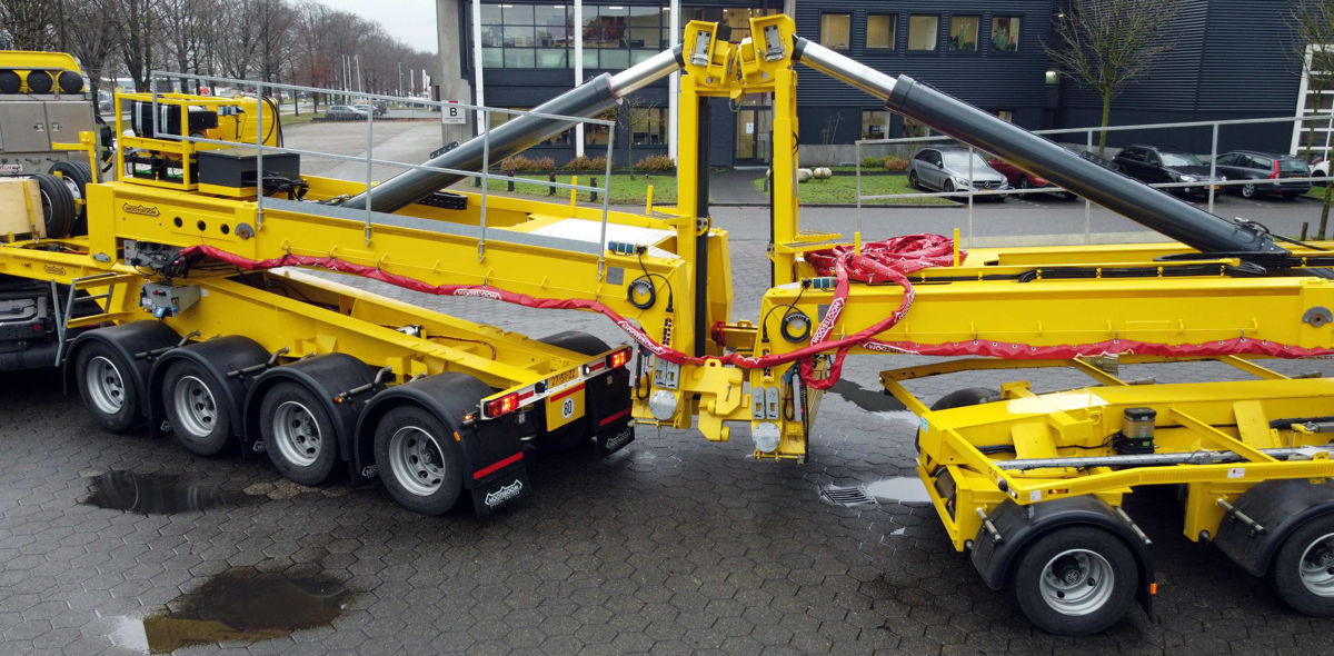 The increase in ease of operation, safety and efficiency is also reflected in the way in which the tower sections are connected to the lift adapters of the Nooteboom MWT-XL. 