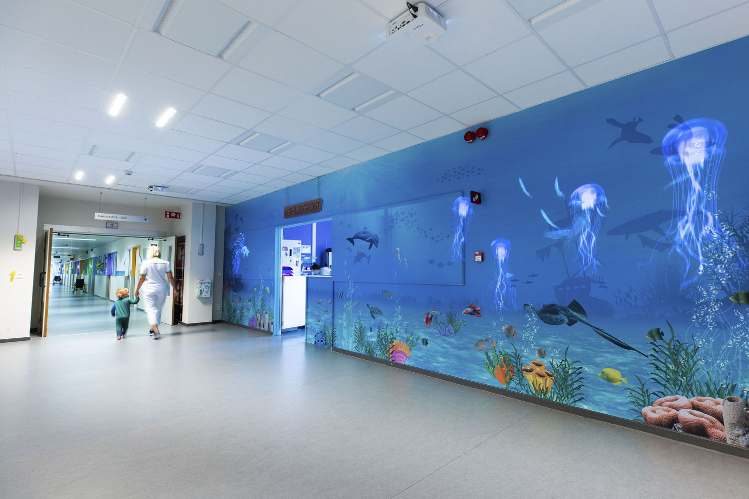 Aan de verpleegpost van ZNA Koningin Paola Kinderziekenhuis projecteert een beamer bewegende beelden van vissen. (Credit: ZNA / Dirk Kestens)