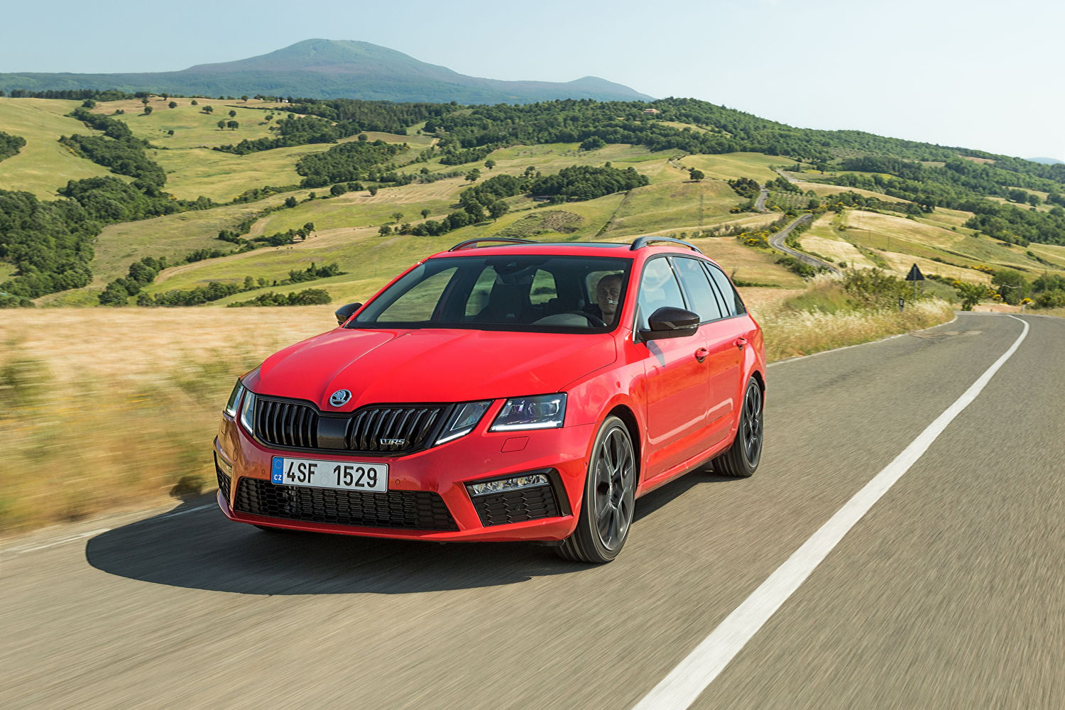 The ŠKODA OCTAVIA COMBI RS 245 features the new face of the brand with particularly sporty details.