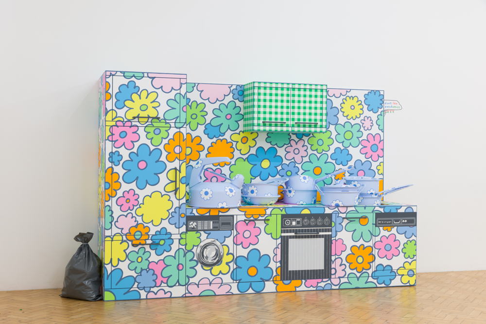 Lily van der Stokker, Retrokitchen, 2022, acrylverf op muur en hout, collectie Galerie Air de Paris, © Foto Rob Harris
