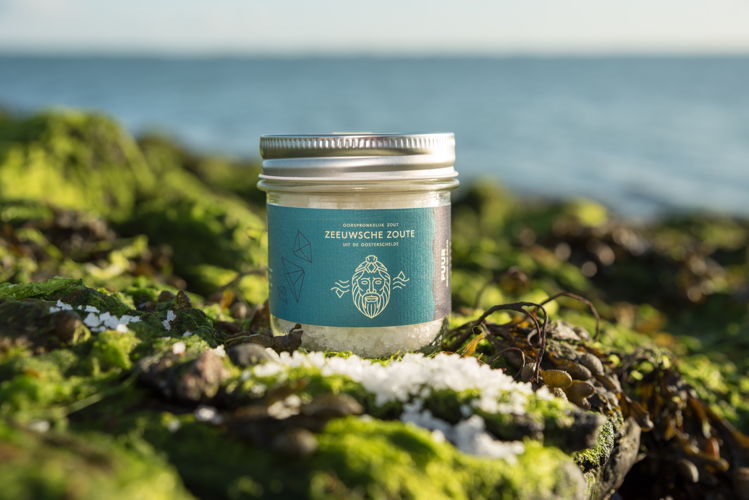 Glazen pot Zeeuwsche Zoute Puur. Ons meest pure zout in een duurzame verpakking (Fotocredit: Zeeuwsche Zoute)