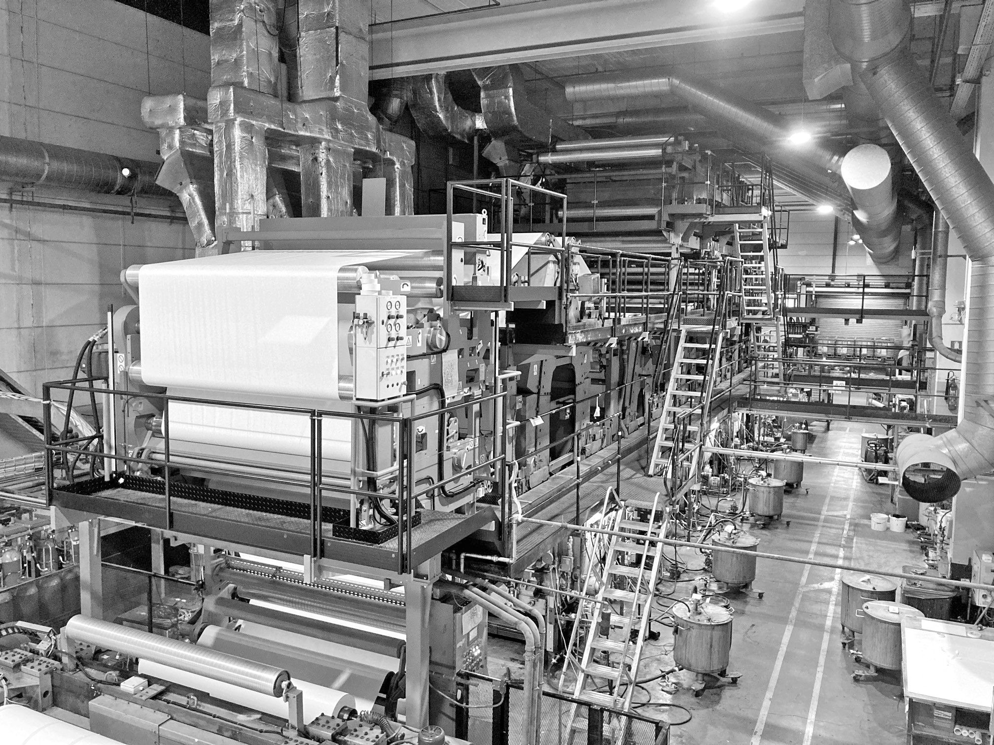 Vue d'ensemble de la rotative hélio BOBST dans l'usine de Chiyoda Europa NV.