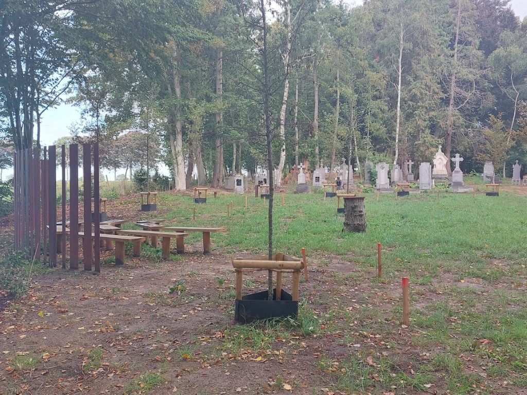 de nieuwe ontmoetingszone en gerestaureerde graven op een mistige dag ©VLM de nieuwe ontmoetingszone en gerestaureerde graven op een mistige dag ©VLM