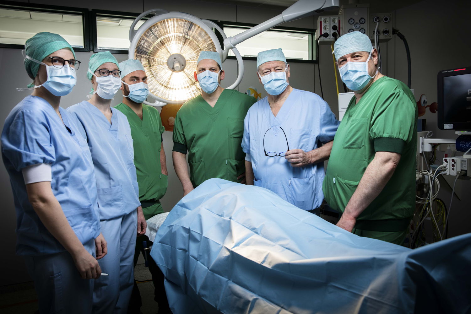 De 6 kinderchirurgen van het Saffier-centrum: (vlnr) dr. Charlotte Vercauteren (UZ Brussel), dr. Kim Vanderlinden (UZ Brussel), dr. Stijn Heyman (ZNA), dr. Dirk Vervloessem (ZNA), prof. Toon De Backer (UZ Brussel), dr. Paul Leyman (GZA)