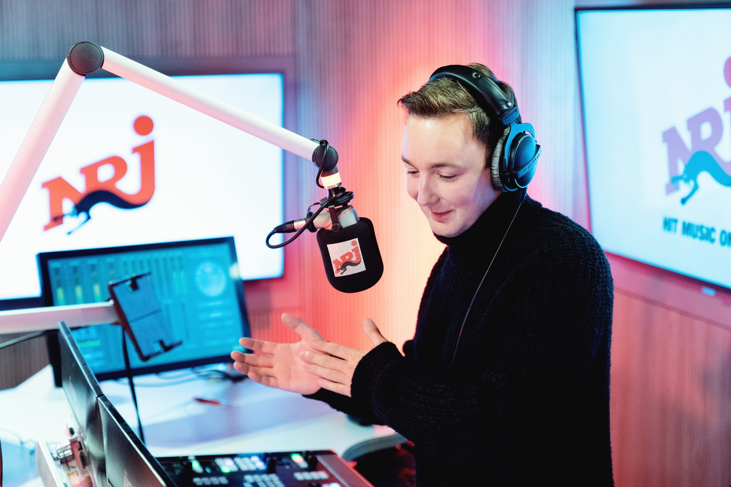 Quentin dans le studio NRJ.