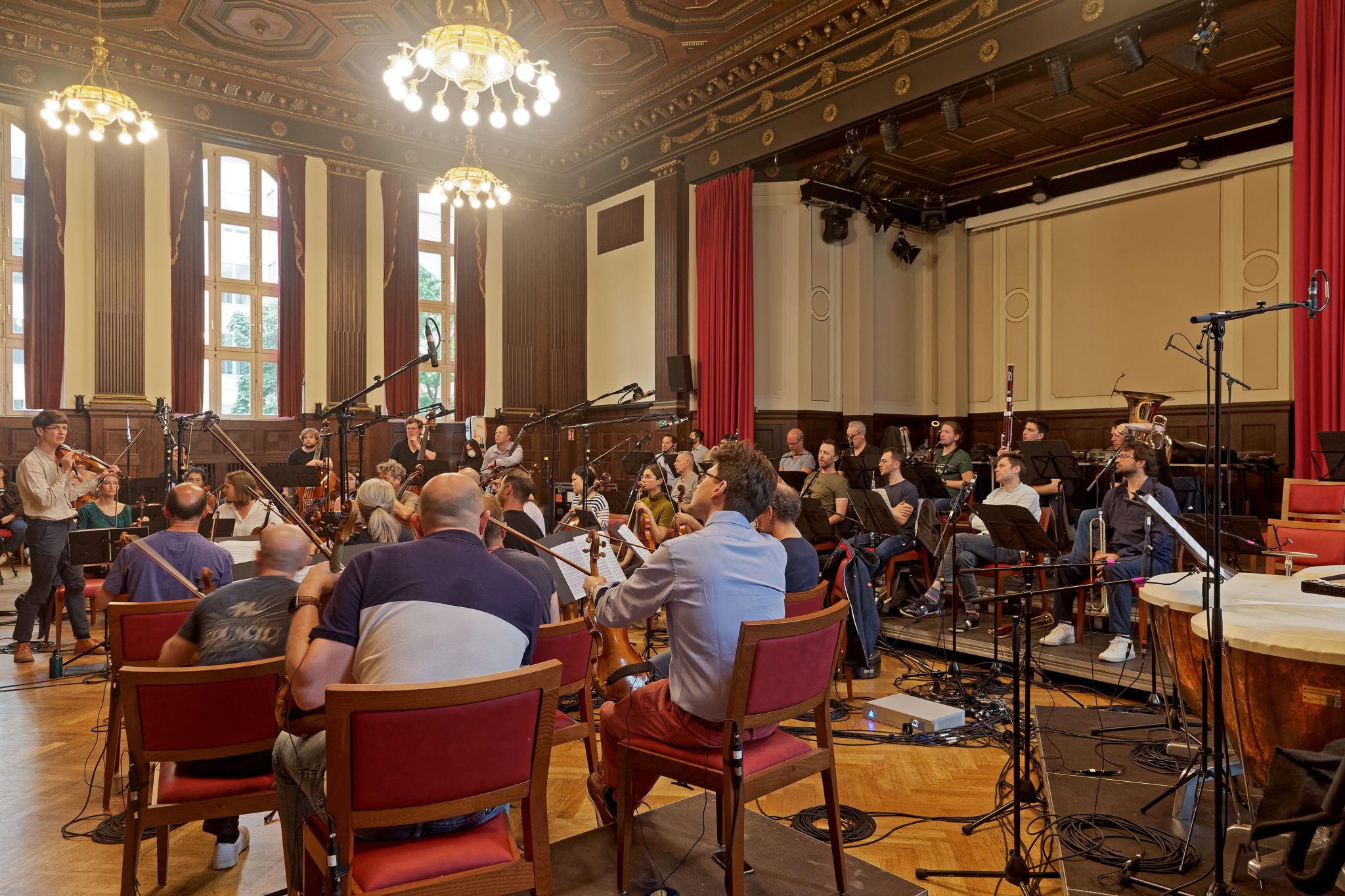 If one looked around the Meistersaal, one noticed that there were many more microphones in use than is usually the case for orchestral recordings If one looked around the Meistersaal, one noticed that there were many more microphones in use than is usually the case for orchestral recordings 