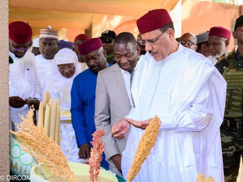 President of Niger commends ICRISAT on its world-class research and facilities