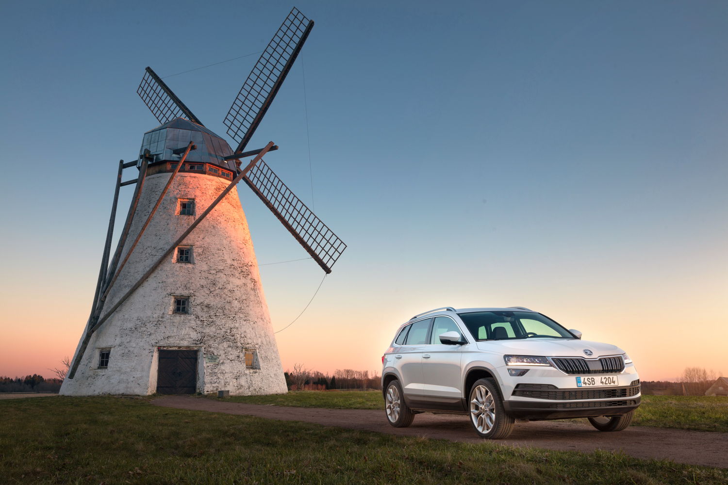 The ŠKODA KAROQ is a sport utility vehicle with character: its emotional and dynamic design with numerous crystalline elements showcases ŠKODA’s new design language. The compact SUV measures 4382 mm in length, 1841 mm in width and 1605 mm in height. The long wheelbase of 2638 millimetres guarantees plenty of room for passengers. The boot has a volume of 521 litres with the rear seats in the default position.