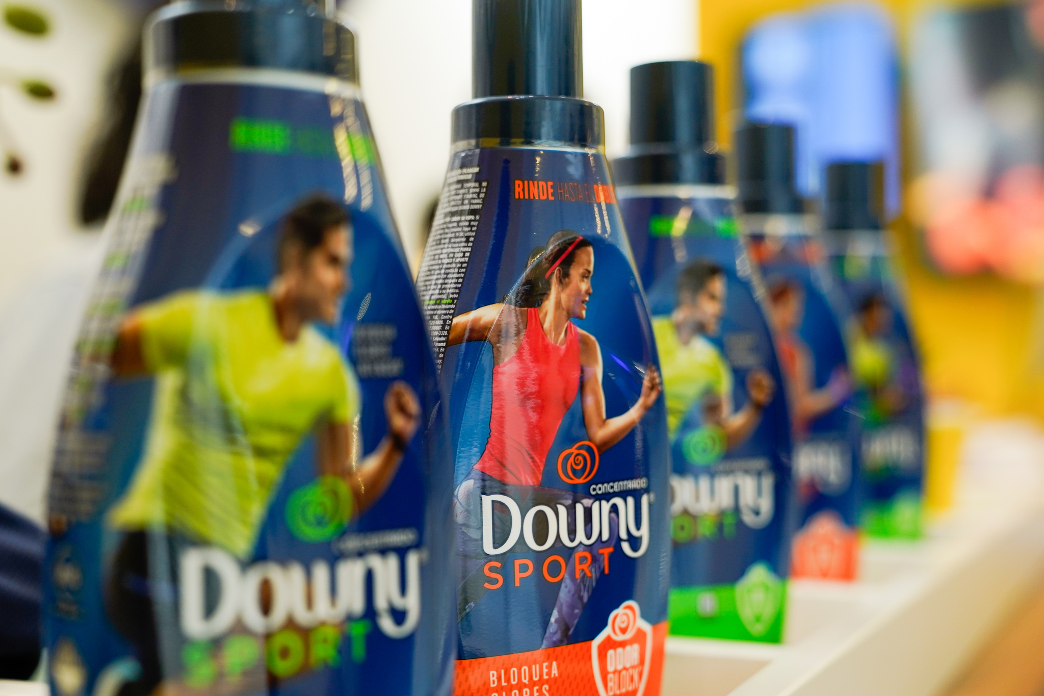 Downy® Sport, el primer suavizante diseñado para ropa deportiva que protege  contra olores intensos