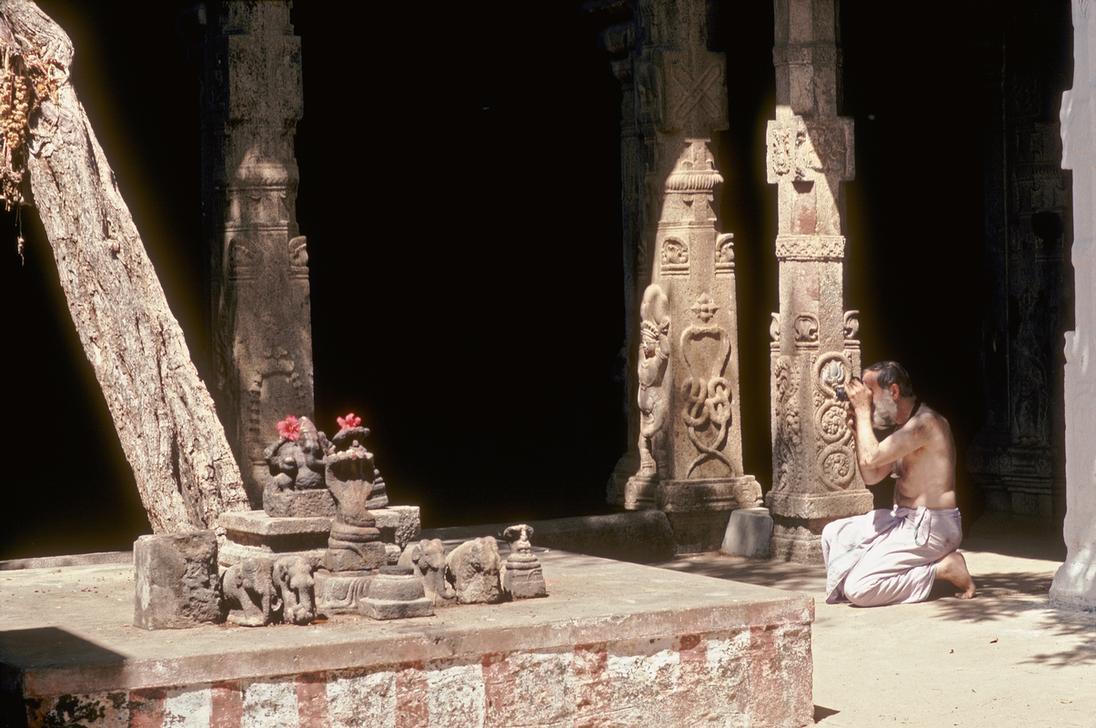 En 1993, Roland Michaud en pleine action photographiant l’intérieur du temple Thanamalayan à Suchindram (Tamil Nadu, Inde) © Roland & Sabrina Michaud / akg-images