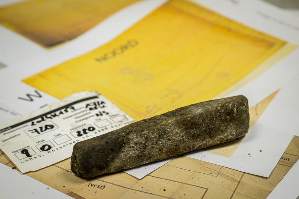 Gepolijst bijltje uit nieuwe steentijd (prehistorie) ©Frederik Beyens