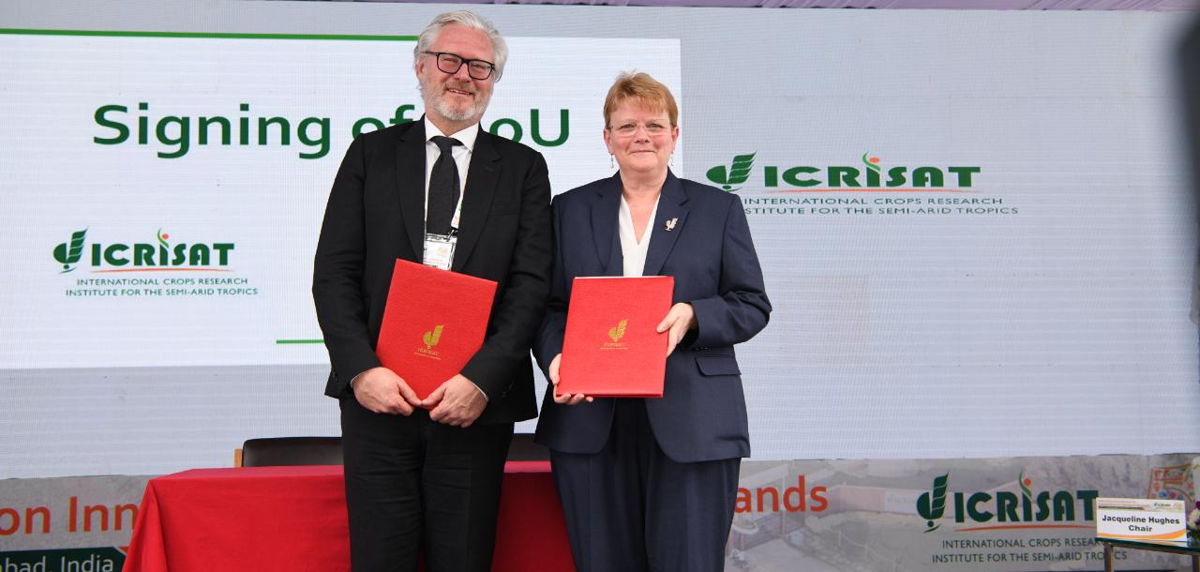 Mr Anthony Finbow, Chief Executive Officer, Eagle Genomics; and Dr Jacqueline Hughes, Director General, ICRISAT sign the MOU at the 
