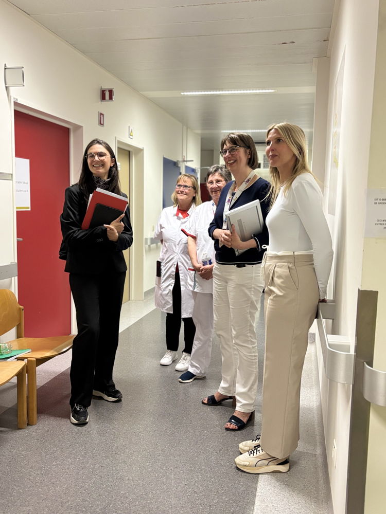 Sandrine Daoud et l'assistante sociale Cindy Willems, coordinatrice Vera Van Mulders, le pr Inge Gies, et assistante Lynn Puttemans