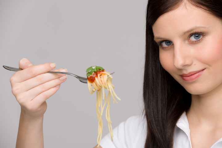 6. Ragazza-con-forchetta-spaghetti (1).jpg