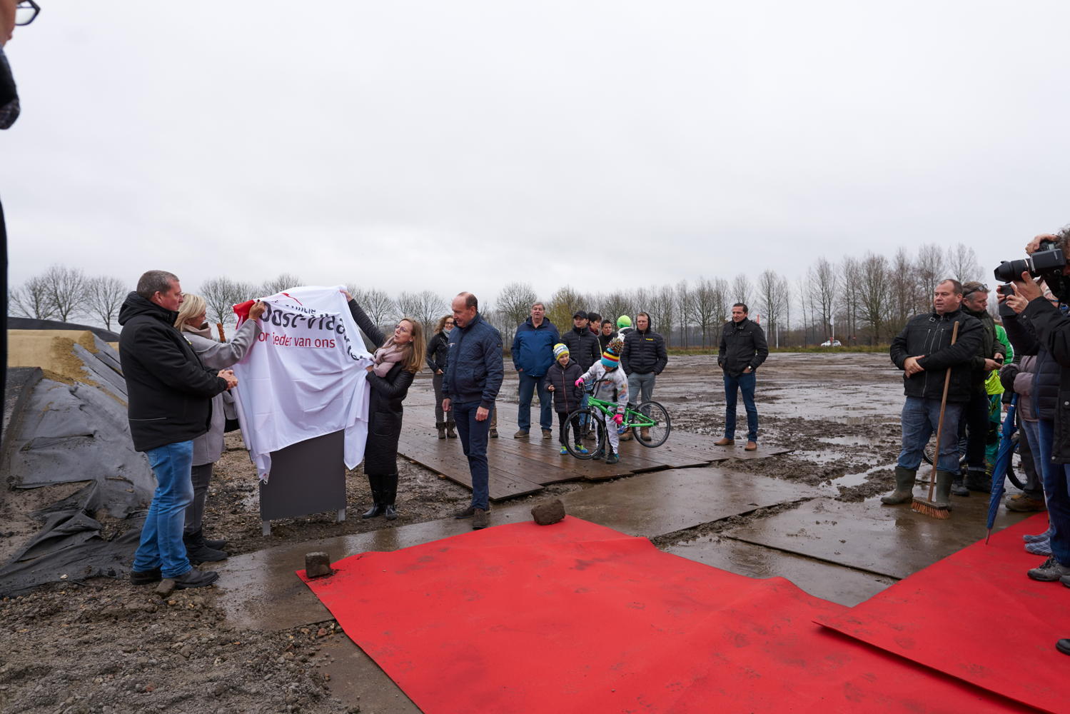 Onthulling zuil BMX-parcours door vlnr: 
*Wim De Geyter, voorzitter van de raad van bestuur Cycling Vlaanderen
*Tanja Moens, coördinator promotiedienst Sport Vlaanderen
*Gedeputeerde Hilde Bruggeman
*Tom Van Damme, voorzitter Koninklijke Belgische Wielrijdersbond