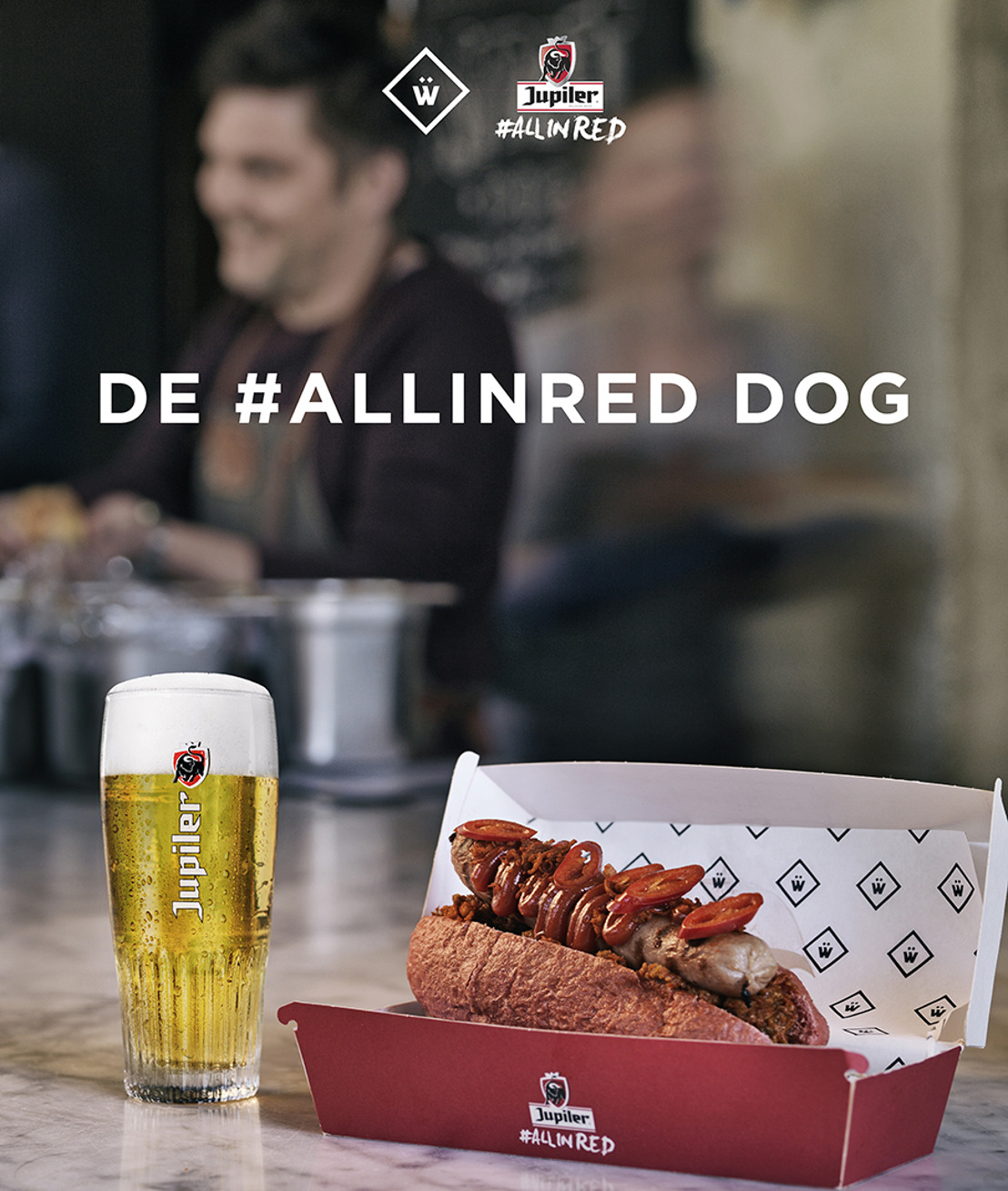 Jeroen Meus crée le #ALLINRED Dog rouge vif avec WÜRST pour soutenir les Diables Rouges