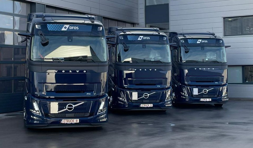 DFDS und Volvo Trucks schalten gemeinsam auf Nachtbetrieb: Nachhaltige Logistik gewinnt im Hafen von Antwerpen an Bedeutung  
