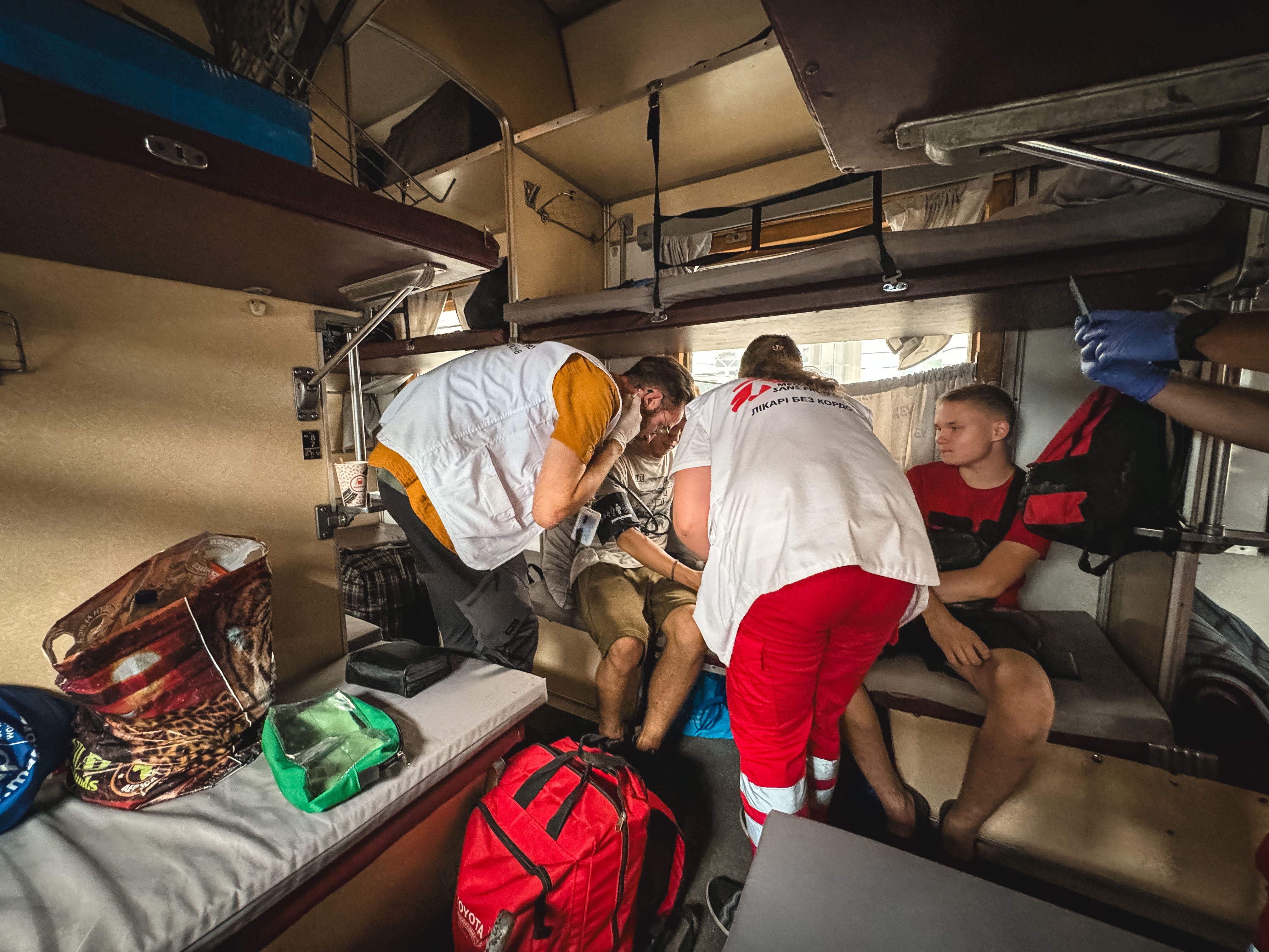 Un equipo de MSF brinda atención a los evacuados en ferrocarril. © Yuliia Trofimova/MSF