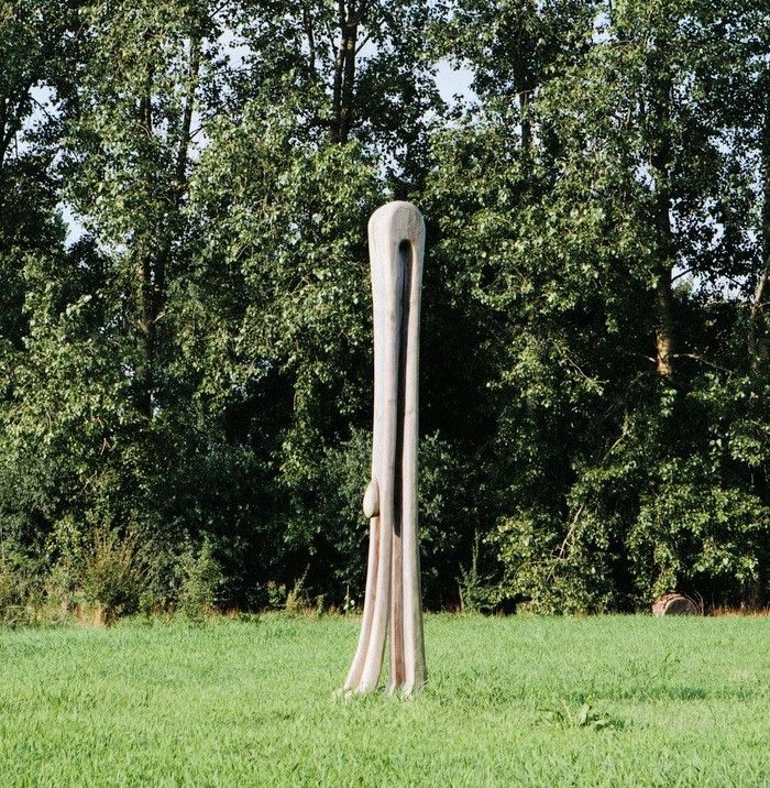 Simulation de l'une des deux sculptures de tronc : personnage stylisé symbolisant le "retour vers la  terre"