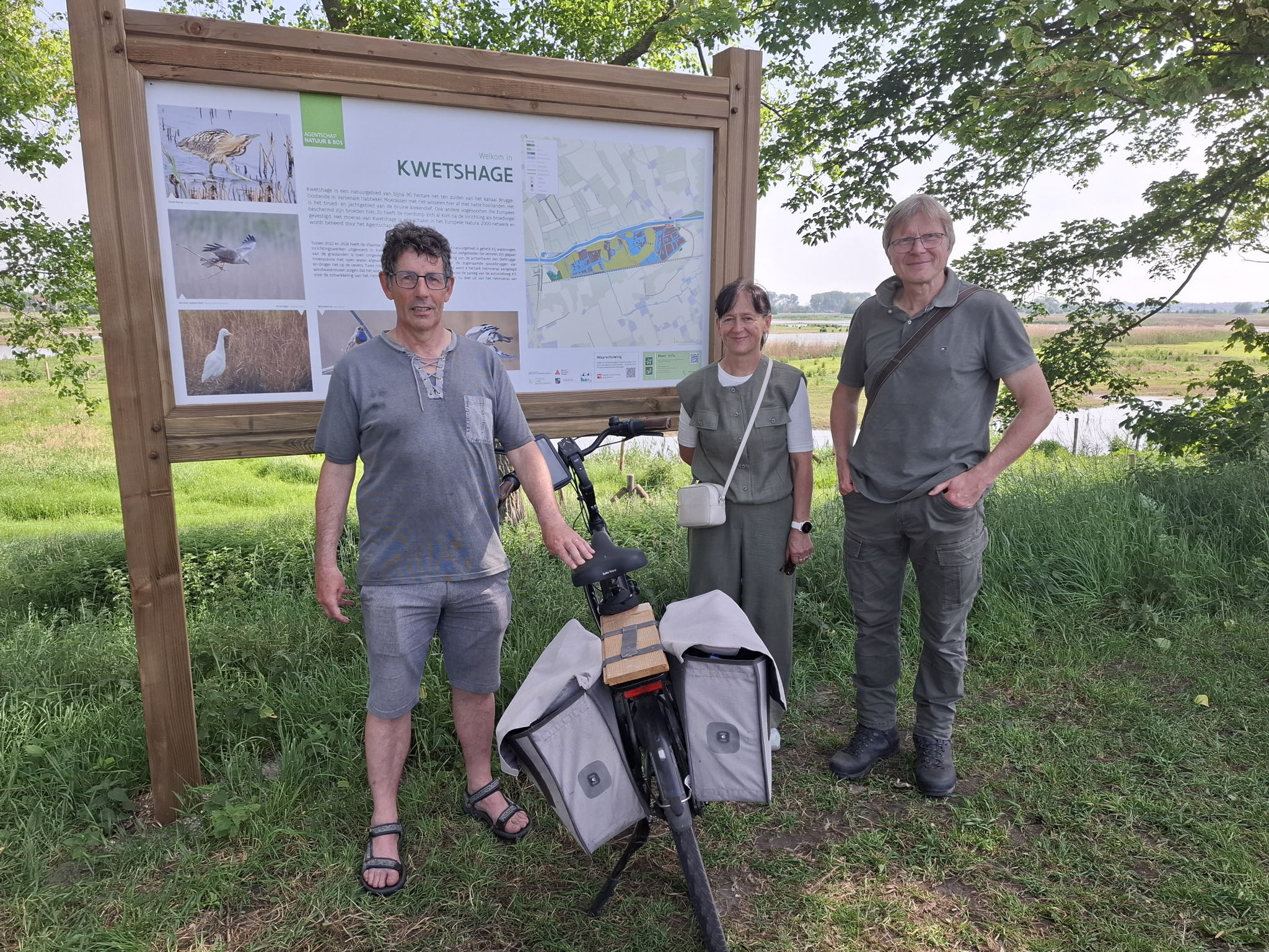Wim Pauwels van het Agentschap voor Natuur en Bos, schepen Claudia Coudeville van Jabbeke en Edgard Daemen van de Vlaamse Landmaatschappij bij het nieuwe infobord vlakbij Nieuwege-brug.