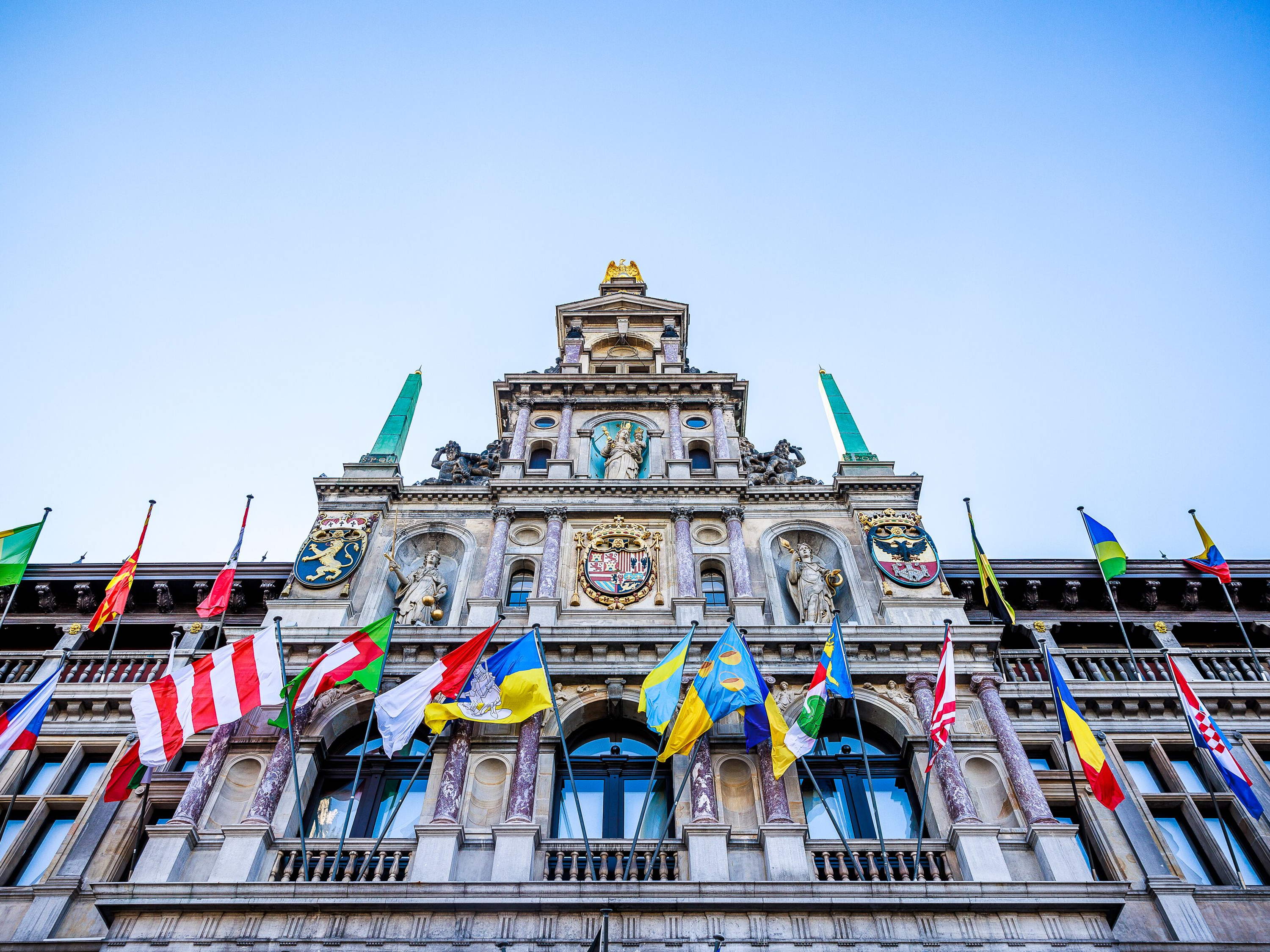 Antwerps stadhuis verlicht in verschillende kleuren op Rare Disease Day