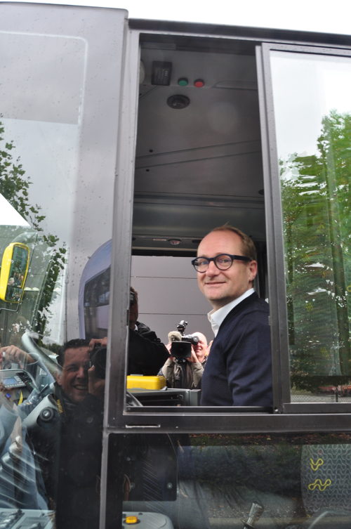 Vlaams minister van Mobiliteit Ben Weyts aan het stuur van een inductief geladen, volledig elektrische bus.