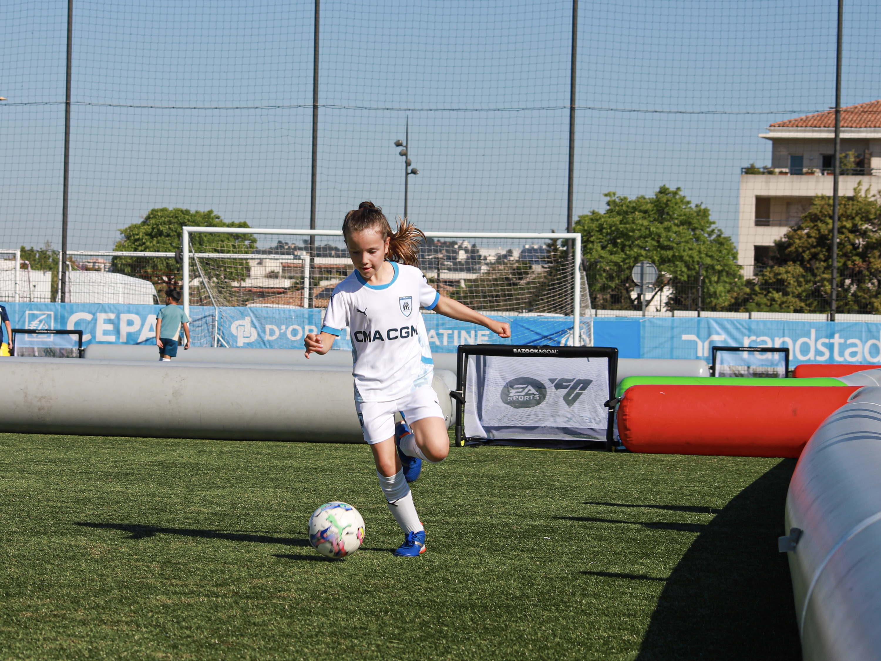 EA SPORTS FC FUTURES ET L’OLYMPIQUE DE MARSEILLE UNISSENT LEURS FORCES POUR FAIRE GRANDIR LE FOOTBALL DE PROXIMITÉ À MARSEILLE.