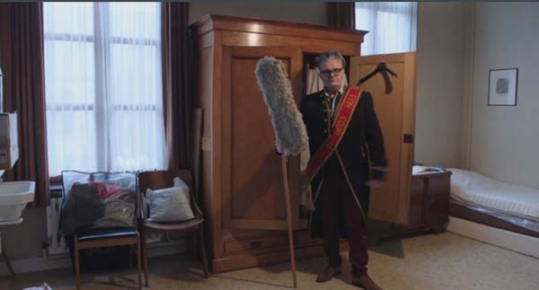 Marcel neust rond in een dekenij (c) VRT