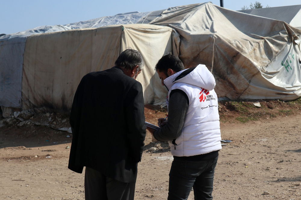 Un trabajador de MSF ​ y uno de los desplazados en el campo de Qadimoon. Copy: MSF