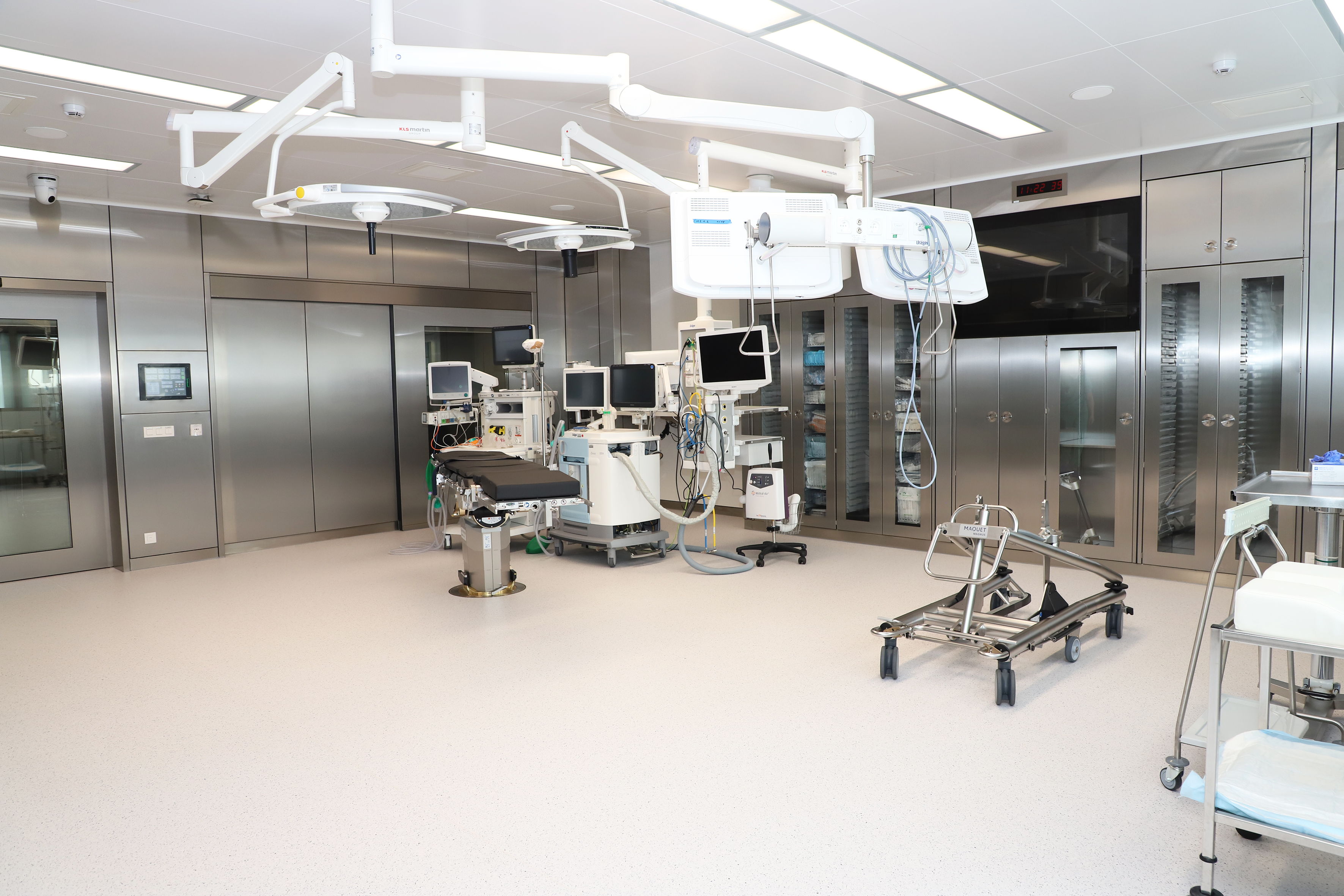 Het operatiekwartier op de vierde verdieping van campus Sint-Jan beschikt over 17 moderne operatiezalen, naast twee zalen in het Cardiocenter van de dienst Cardiologie. Nog dit jaar komt er 1.800m2 extra voor logistieke en organisatorische ondersteuning.
