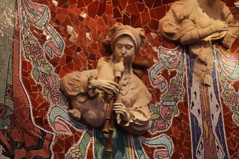 Sculptures of muses playing musical instruments (bagpipes and triangle), by Eusebi Arnau, with mosaics by Lluis Bru, around the back wall of the stage in the Concert Hall, at the Palau de la Musica Catalana. AKG4776768 © akg-images / Manuel Cohen