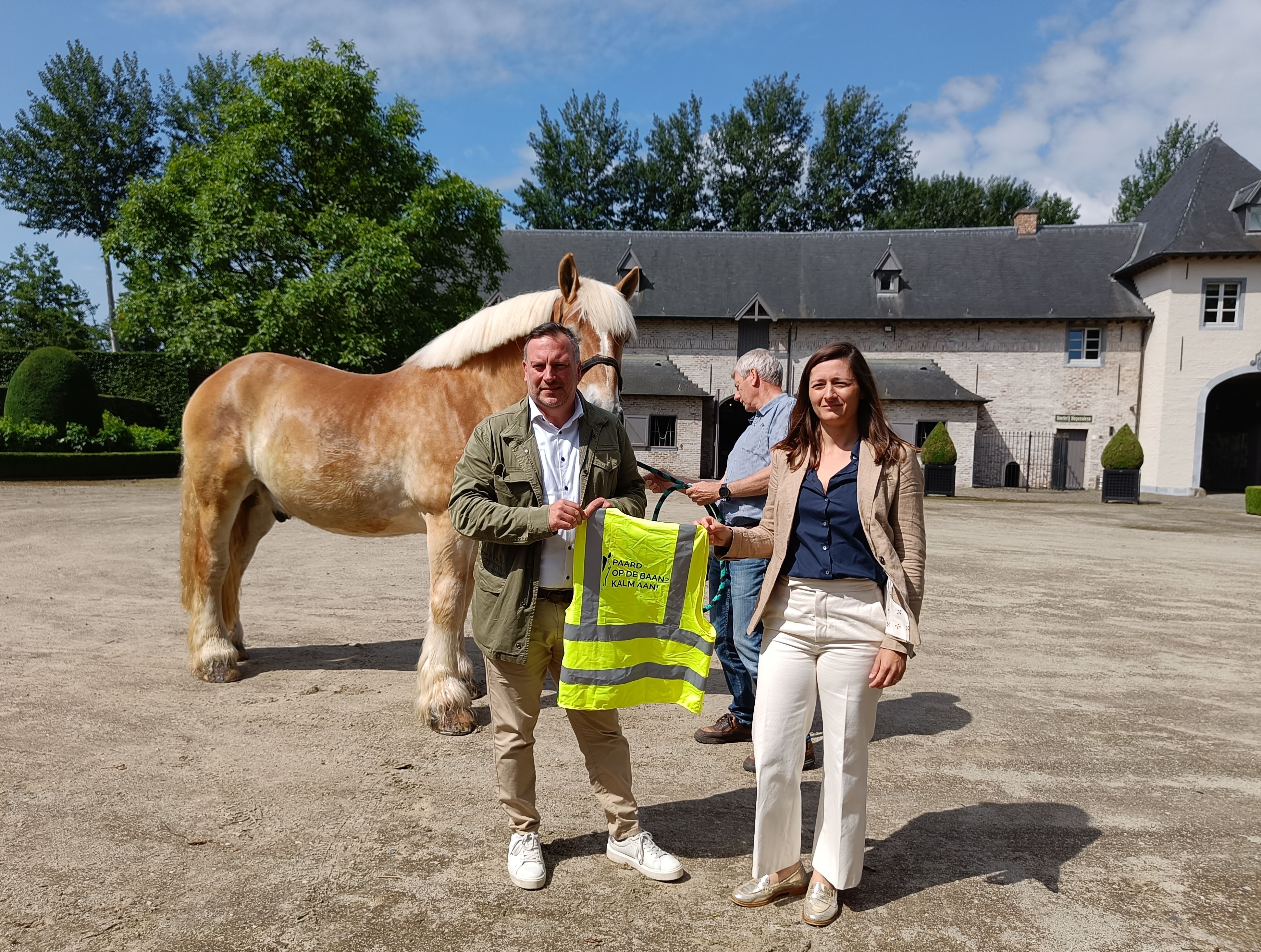 Op 5 juni stelden gedeputeerde Gunther Coppens en Emely Feys, directeur van PaardenPunt Vlaanderen, de campagne 'Paard op de baan? Kalm aan!' voor.