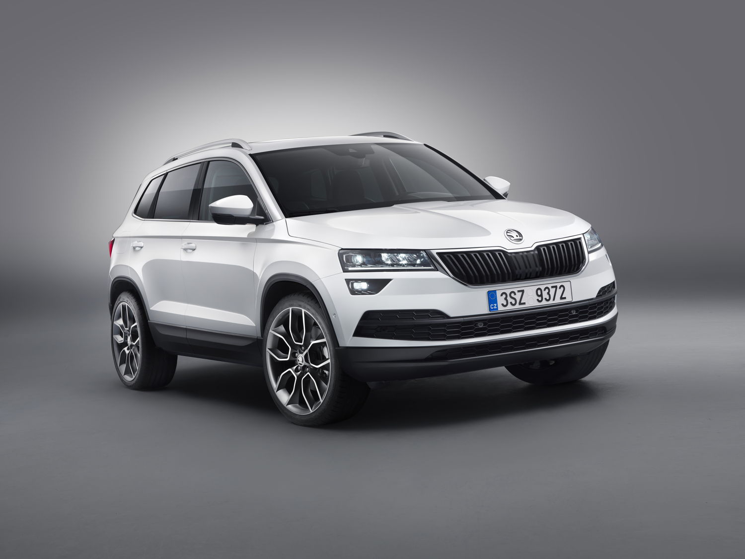 The emotional and dynamic design of the ŠKODA KAROQ is an ideal match for the starting field.