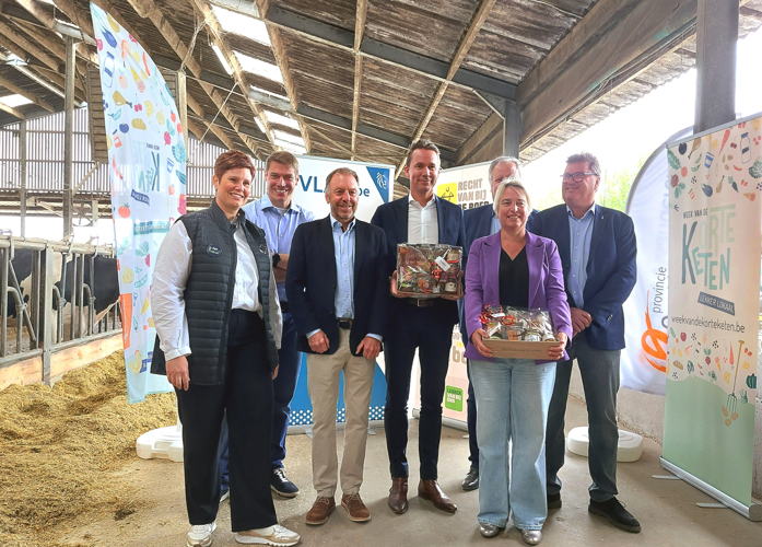 vlnr. Bavo en Isabelle van Mili Hoevezuivel, Filip Fontaine (CEO VLAM), Jo Brouns (Vlaams minister van Landbouw), Joke Schauvliege (gedeputeerde bevoegd voor Landbouw en Platteland), Filip Liebaut (schepen van Landbouw en Dierenwelzijn Stad Lokeren), Filip Anthuenis (burgemeester Stad Lokeren) - © Stad Lokeren vlnr. Bavo en Isabelle van Mili Hoevezuivel, Filip Fontaine (CEO VLAM), Jo Brouns (Vlaams minister van Landbouw), Joke Schauvliege (gedeputeerde bevoegd voor Landbouw en Platteland), Filip Liebaut (schepen van Landbouw en Dierenwelzijn Stad Lokeren), Filip Anthuenis (burgemeester Stad Lokeren) - © Stad Lokeren