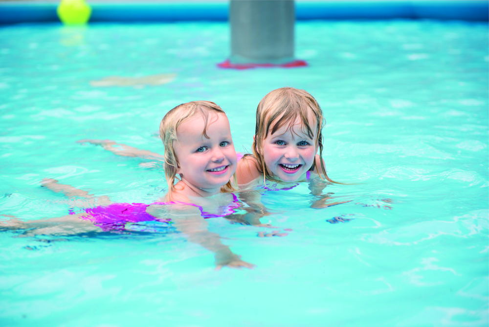 Kinder_im_Hallenbad