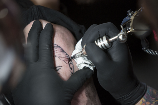 Hardly one in five Belgian tattoo shops complies with regulations