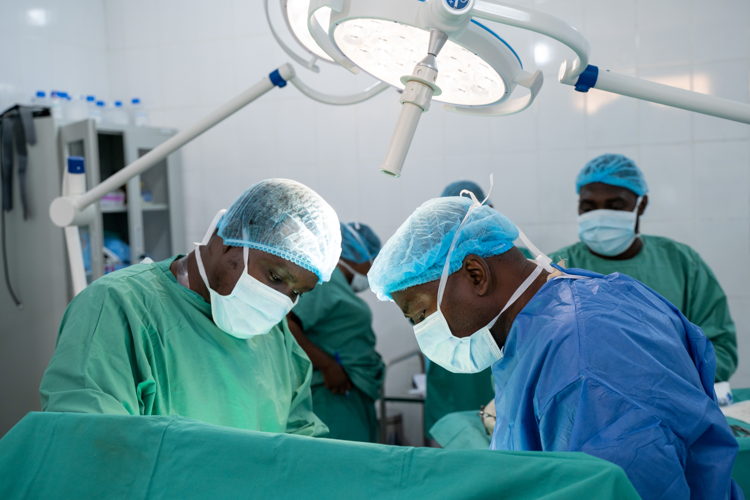 peration on patient Kadi Dembélé in the surgical unit of the Niono referral health centre. At just nine years old, Kadidia Dembélé, has already faced the extreme violence that has gripped northern and central Mali since 2012. At the end of December 2023, during an attack on her village, Diagui Wèrè, she was shot three times, once in the abdomen and twice in the buttocks, her mother was killed during the assault. Djenaba Kelema, her aunt, took her for treatment. "She was dying. I didn't think she would survive," she recounts. "She underwent several open surgeries. Fortunately, my niece is now back on her feet and continuing her treatment.” Copyright: Mohamed Dayfour Diawara peration on patient Kadi Dembélé in the surgical unit of the Niono referral health centre. At just nine years old, Kadidia Dembélé, has already faced the extreme violence that has gripped northern and central Mali since 2012. At the end of December 2023, during an attack on her village, Diagui Wèrè, she was shot three times, once in the abdomen and twice in the buttocks, her mother was killed during the assault. Djenaba Kelema, her aunt, took her for treatment. "She was dying. I didn't think she would survive," she recounts. "She underwent several open surgeries. Fortunately, my niece is now back on her feet and continuing her treatment.” Copyright: Mohamed Dayfour Diawara