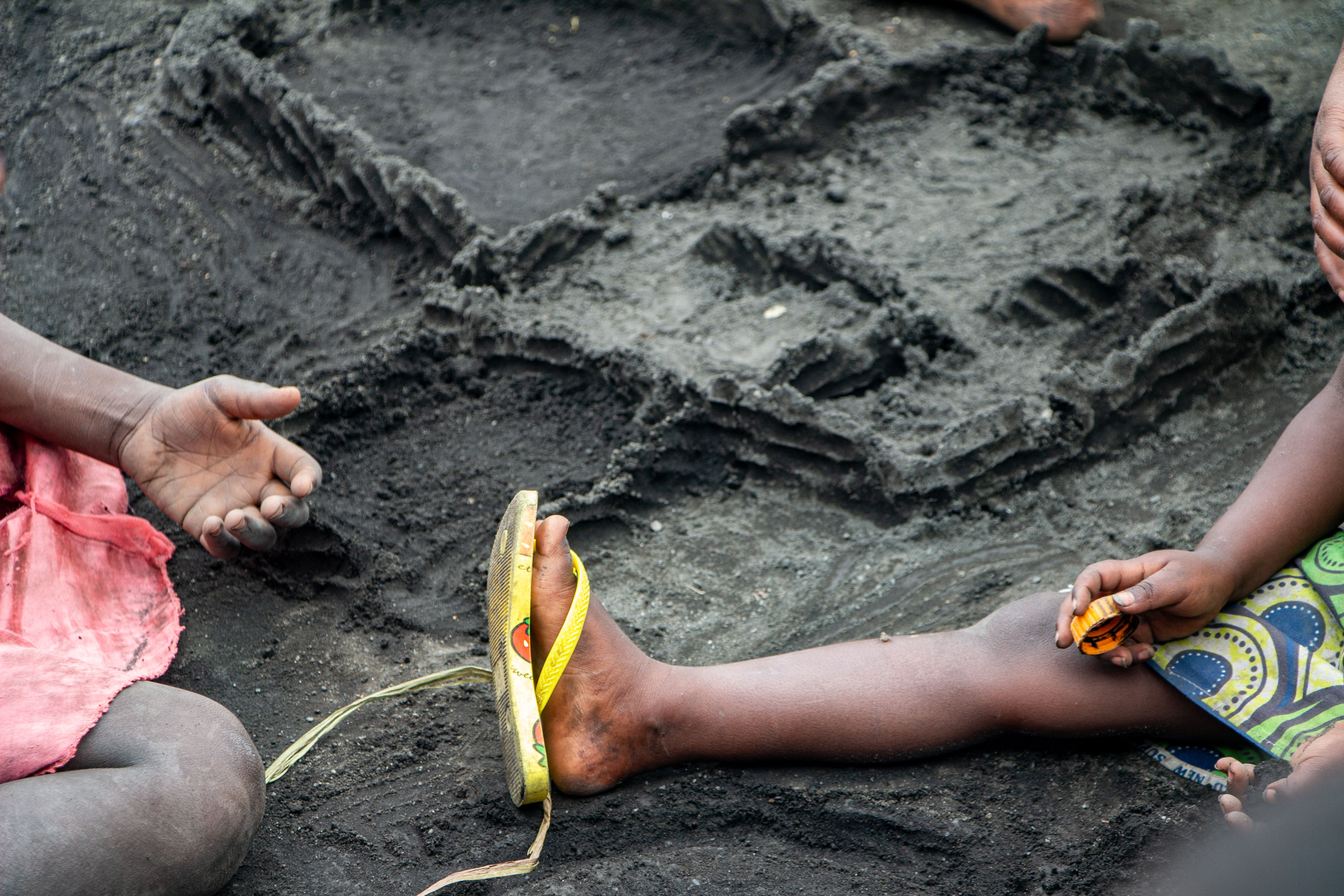 Destitute, sometimes wounded, and often with no news of their loved ones, displaced people are waiting for humanitarian aid to be deployed if they are unable to return home. Photographer: Marion Molinari |Location: DRC |Date: 17/02/2024