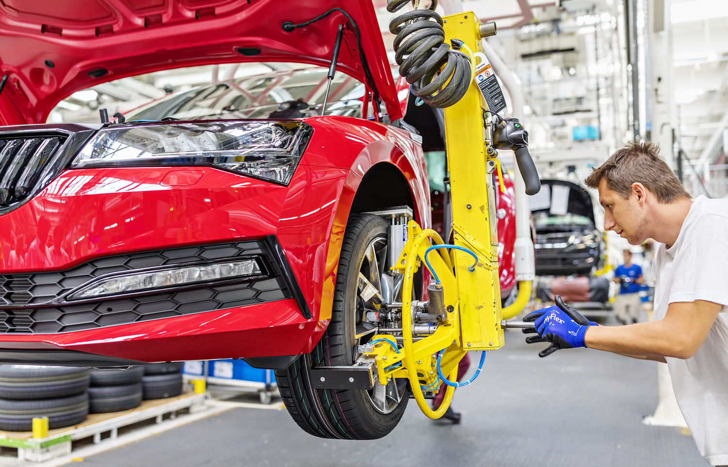 The ŠKODA SUPERB will be manufactured at the
VOLKSWAGEN plant in Bratislava from 2023. ŠKODA
AUTO will use the extra capacity in Kvasiny for building the
brand’s successful SUVs. The increase in production
capacity will present customers with shorter lead times.
