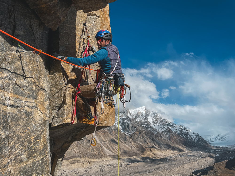 Andy Schnarf in ausgesetzter, technischer Kletterei in der 8. SL. Photo: Stephan Siegrist