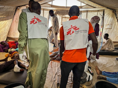 As violence rages in West Darfur, wounded people are coming in waves to Adré hospital in Chad, where they are being treated by MSF and Ministry of Health teams. At least 242 wounded were received on 15 June alone, and 348 on 16 June. 16 June, 2023. Copyright: Mohammad Ghannam/MSF