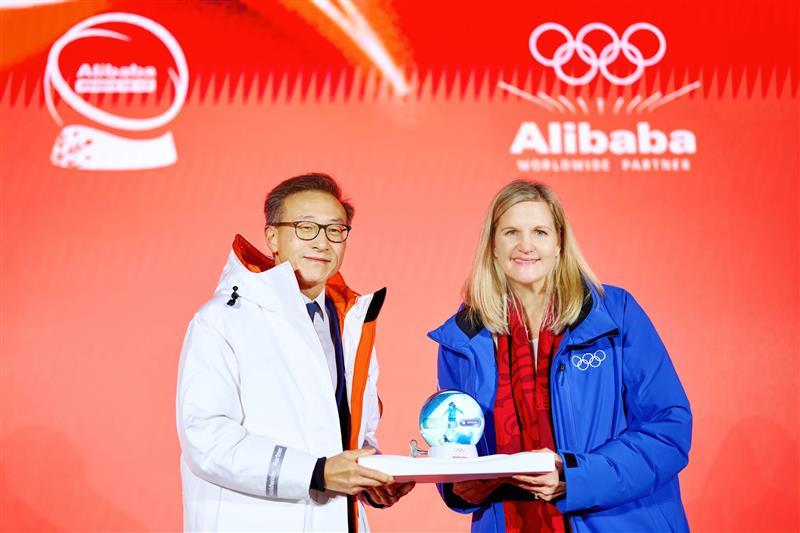Joe Tsai y Kirsty Coventry en la inauguración de Wonder on Ice