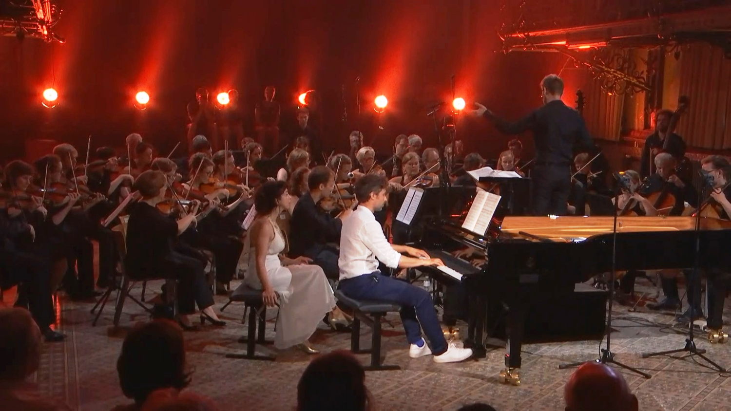 Thomas met Eliane Rodrigues tijdens het tussenconcert in Mechelen - (c) VRT